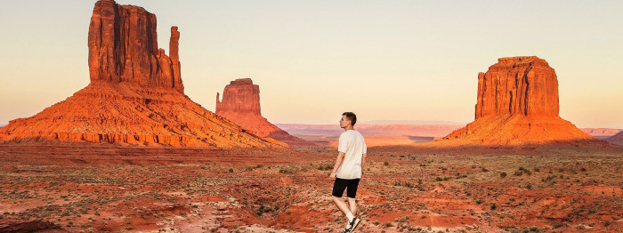 Junger Mann im Monument Valley in Utah in den USA  – provided by Explorer Fernreisen