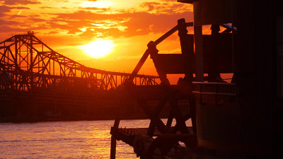 Schaufelraddampfer am Ufer des Mississippi River bei Sonnenuntergang in Natchez  – provided by MISSISSIPPI