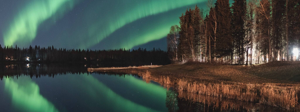 Nordlichter im Chena Lake Outdoor Recreation Area während der Nordlichtsaison in North Pole, Alaska