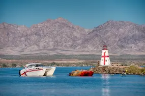 Nachbildung des East Quoddy Leuchtturms. Standort des Originals: New Brunswick, Canada  | Nachbildung des East Quoddy Leuchtturms. Standort des Originals: New Brunswick, Canada |   – Go Lake Havasu