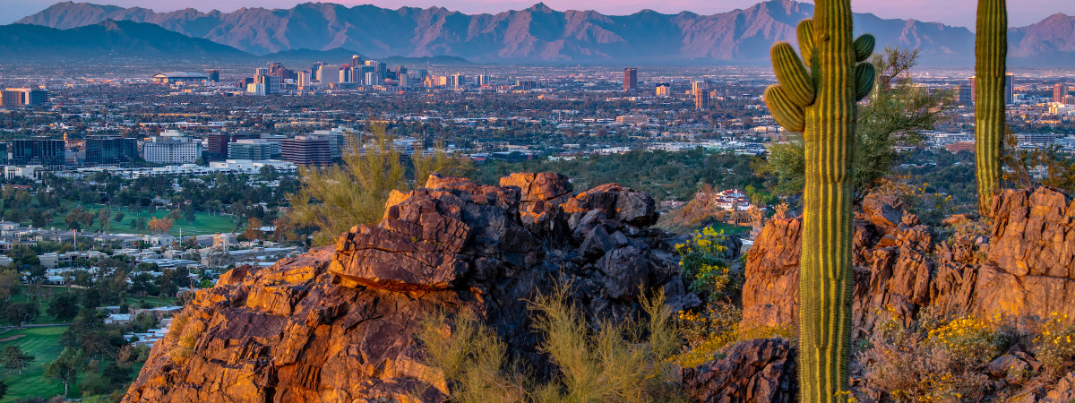 Blick auf Phoenix: Sonnenaufgang vom Piestewa Peak