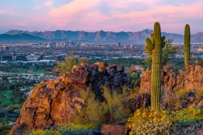 Blick auf Phoenix: Sonnenaufgang vom Piestewa Peak  | Blick auf Phoenix: Sonnenaufgang vom Piestewa Peak |   – Visit Phoenix