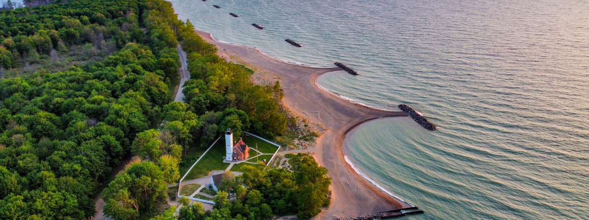 Lighthouse Aerial - Dieses Bild zeigt den Leuchtturm von Presque Isle im Presque Isle State Park.