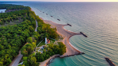 Lighthouse Aerial - Dieses Bild zeigt den Leuchtturm von Presque Isle im Presque Isle State Park.  – provided by Alex Beech