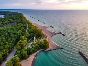 Lighthouse Aerial - Dieses Bild zeigt den Leuchtturm von Presque Isle im Presque Isle State Park.  | Lighthouse Aerial - Dieses Bild zeigt den Leuchtturm von Presque Isle im Presque Isle State Park. |   – provided by Alex Beech