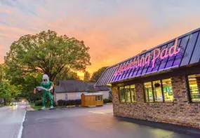 Die berühmte 9 Meter hohe Statue "Giant Gemini" steht vor dem Drive-in-Restaurant Lauchning Pad und ist ein Werberequisit aus den 60er Jahren.  | Die berühmte 9 Meter hohe Statue "Giant Gemini" steht vor dem Drive-in-Restaurant Lauchning Pad und ist ein Werberequisit aus den 60er Jahren. |   – provided by Heritage Corridor Destinations