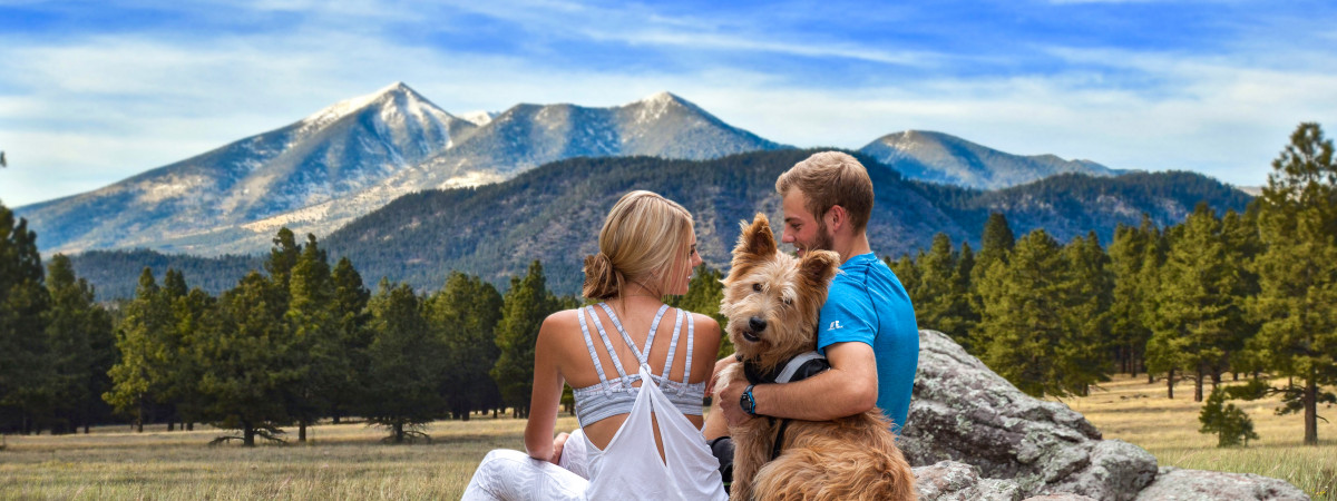 San Francisco Peaks mit Pärchen und Hund