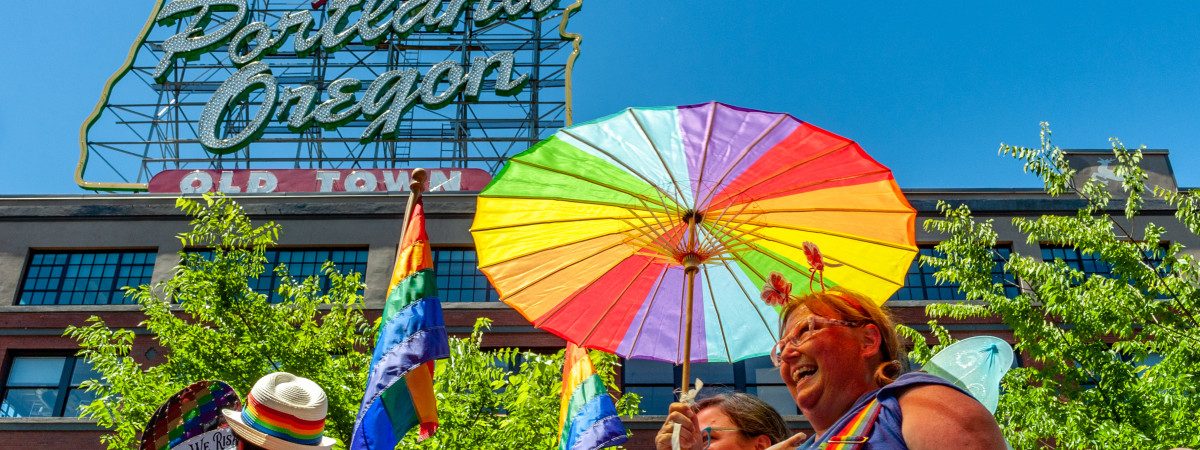 Die Portland Pride Parade führt vorbei am berühmten Portland Neon-Schild