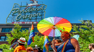 Die Portland Pride Parade führt vorbei am berühmten Portland Neon-Schild  – provided by Diego Diaz