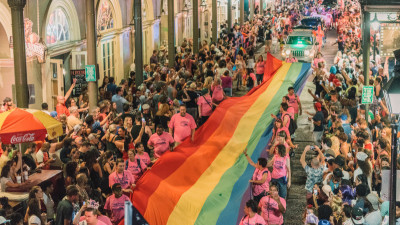 Pride Fahne während der Pride-Parade in New Orleans  – provided by Paul Broussard