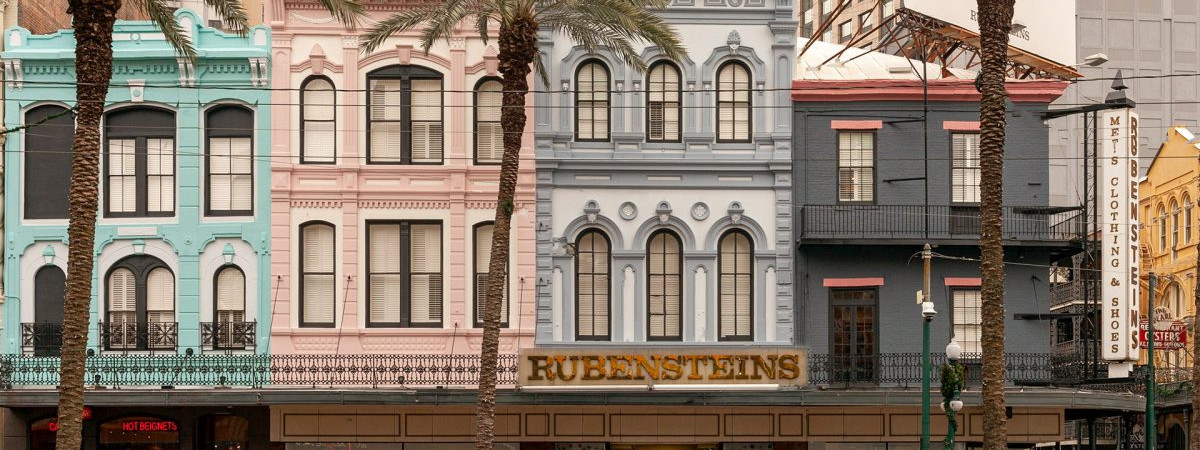 Die Ladenfront des Rubensteins und das angrenzende Hotel.