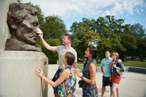 Lincolns Tomb in Springfield, Illinois (c) Courtesy of the Illinois Office of Tourism  | Lincolns Tomb in Springfield, Illinois (c) Courtesy of the Illinois Office of Tourism |   – Courtesy of the Illinois Office of Tourism