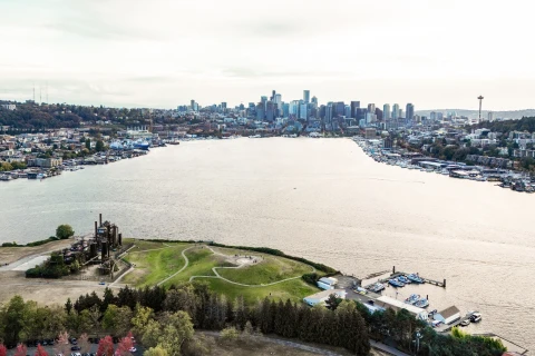 Der Lake Union mit der Skyline von Seattle im Hintergrund.  | Der Lake Union mit der Skyline von Seattle im Hintergrund. |   – (c) Visit Seattle_Rachael Jones