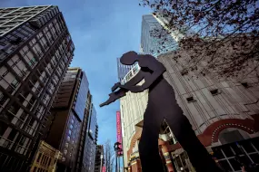 Der „Hammering Man“ von Jonathan Borofsky vor dem Seattle Art Museum © @ppoppo2  | Der „Hammering Man“ von Jonathan Borofsky vor dem Seattle Art Museum © @ppoppo2 |   – @ppoppo2