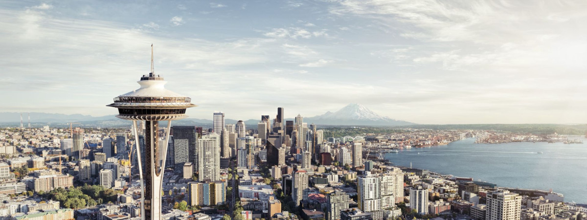 Blick über Seattle mit der Space Needle im Vordergrund und dem Mount Rainier am Horizont