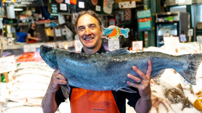 Der Pike Place Market mit seinen fliegenden Fischen ist ein Muss bei jedem Seattle-Besuch.  – © Edelweiss/Loren Bedeli