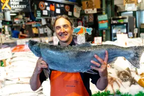 Der Pike Place Market mit seinen fliegenden Fischen ist ein Muss bei jedem Seattle-Besuch.  | Der Pike Place Market mit seinen fliegenden Fischen ist ein Muss bei jedem Seattle-Besuch. |   – © Edelweiss/Loren Bedeli