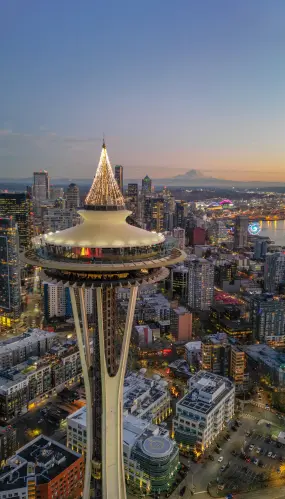 Die Space Needle in Seattle hat sich für die Weihnachtszeit festlich geschmückt.  | Die Space Needle in Seattle hat sich für die Weihnachtszeit festlich geschmückt. |   – (c) Visit Seattle