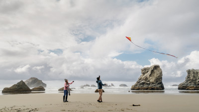 Drachen steigen lassen an Oregons wilder Küste  – provided by Travel Oregon