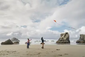 Drachen steigen lassen an Oregons wilder Küste  | Drachen steigen lassen an Oregons wilder Küste |   – provided by Travel Oregon