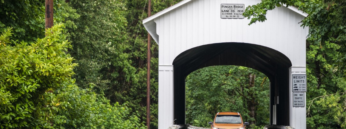 Oregon Electric Byway, Elektroauto auf der Pengra Covered Bridge nähe Japser, Oregon