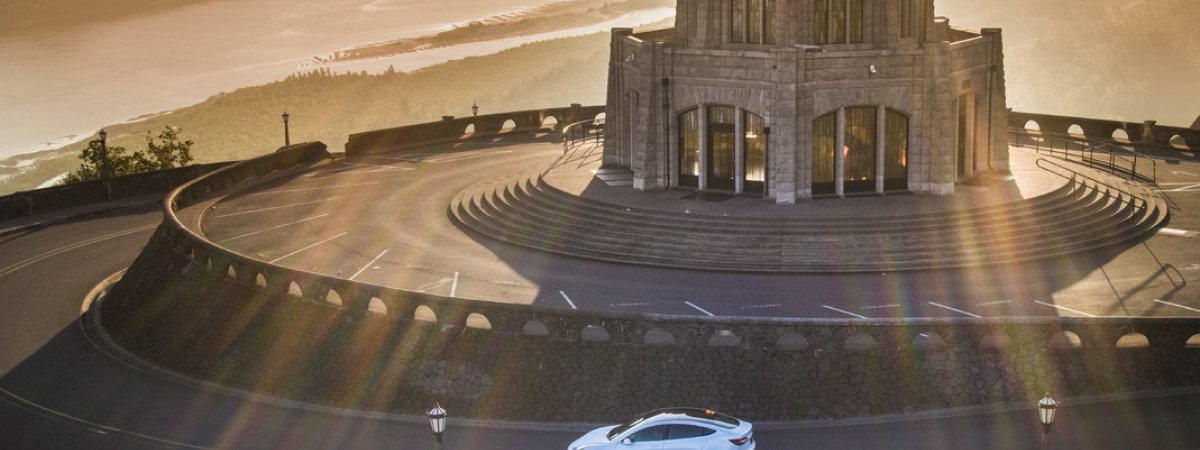 Oregon Electric Byway, Elektroauto auf dem Historic Columbia River Highway bei Crown Point in der Columbia River Gorge