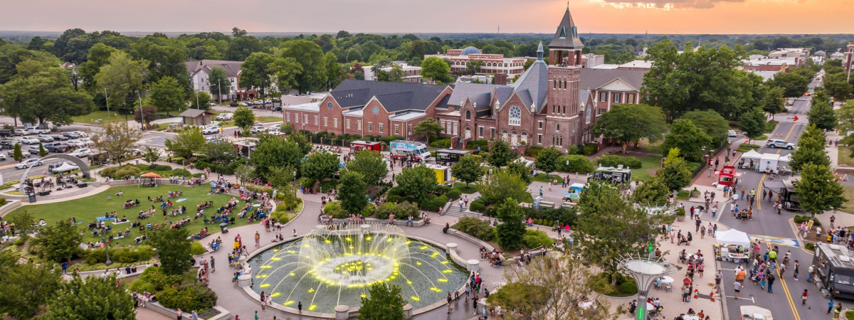 Rock Hill, 
 Fountain Park in downtown Rock Hill während 'Food Truck Friday' Event