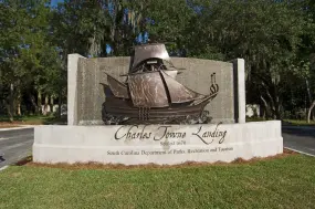 Charles Towne Landing State Historic Site - Eingang mit Abbildung des Segelschiffs 'Adventure'  | Charles Towne Landing State Historic Site - Eingang mit Abbildung des Segelschiffs 'Adventure' |   – provided by South Carolina Tourism