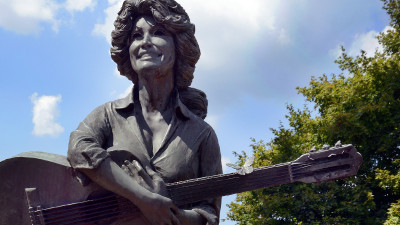 Dolly Parton-Statue in Sevierville  – provided by Tennessee Tourism