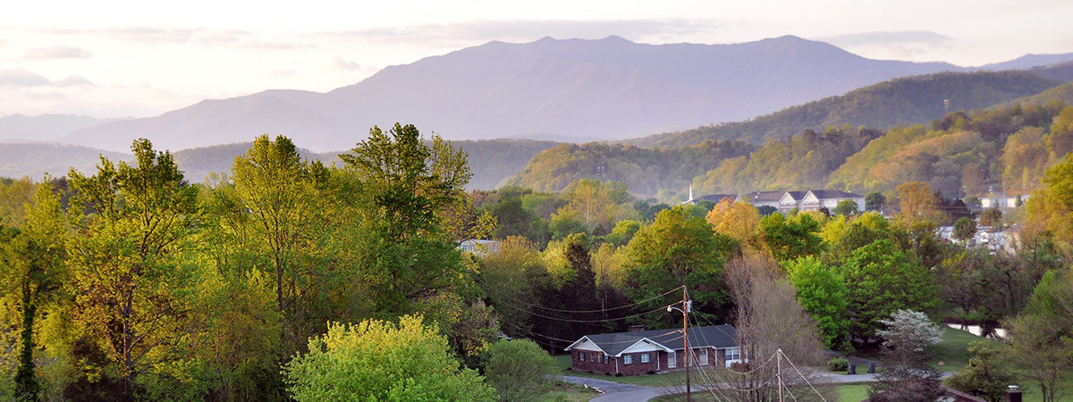 Pigeon Forge vor dem Panorama der Great Smoky Mountains