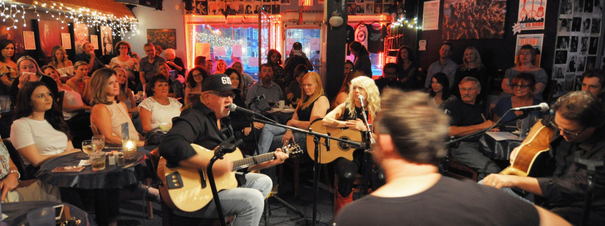 Im Bluebird Cafe von Nashville, wo die Songwriter der Stars selbst auftreten