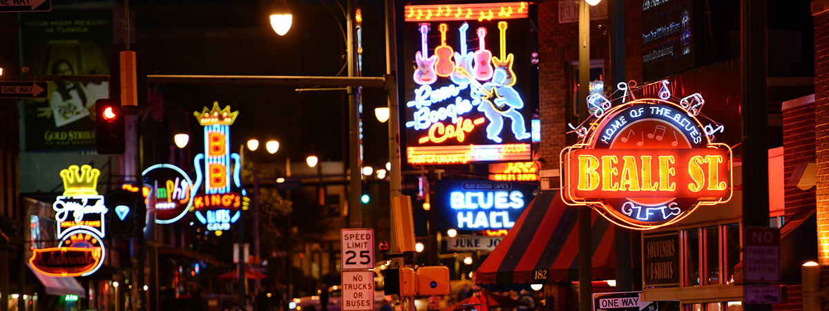 Die legendäre Vergnügungsmeile Beale Street in Memphis